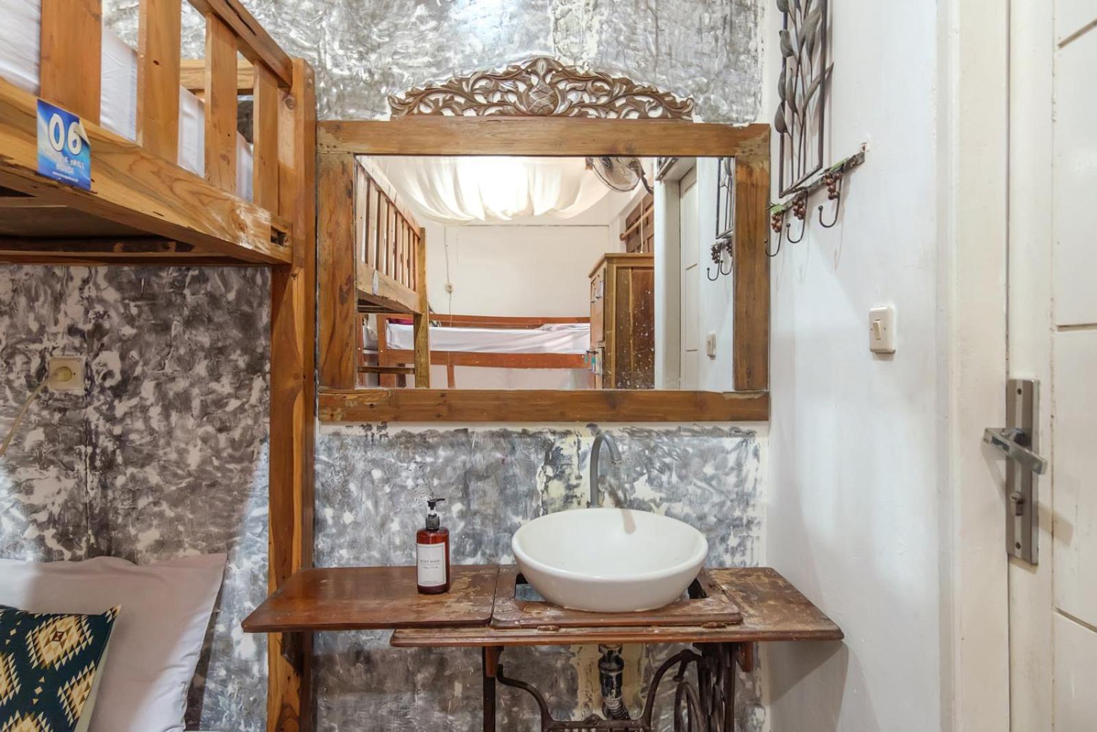 Twospaces Living At Wave And Chill House, Canggu מראה חיצוני תמונה